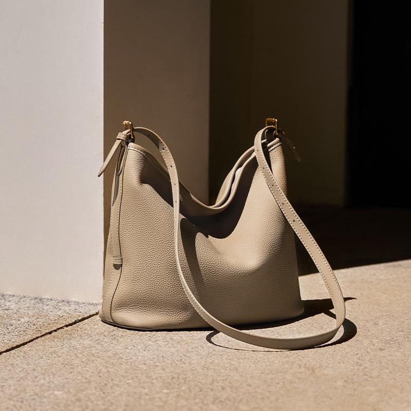 Mrs. Qiao 2025 Autumn Winter New Trendy Tote Bag Niche Simple Style Single Shoulder Women's Bag Large Capacity Commuter Women's Bag