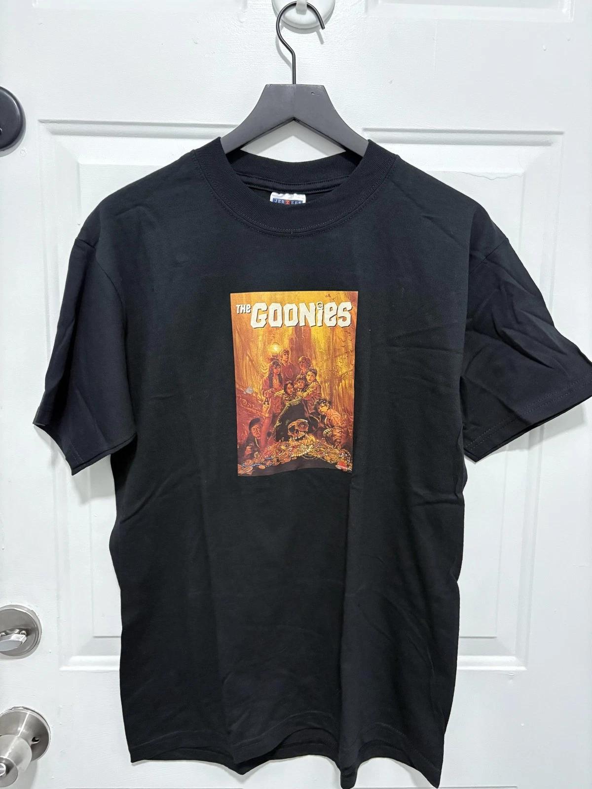 

Футболка The Goonies Мужская Средняя Черная Jerzees Тяжелый вес Постер к фильму L