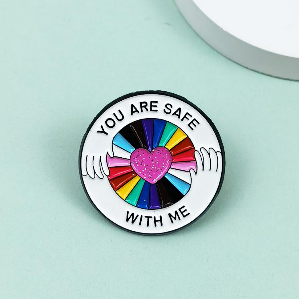 Custom Heart Glitter Alloy Brooch: Fashionable English Letter Pin for Backpacks, Clothes, and Accessories