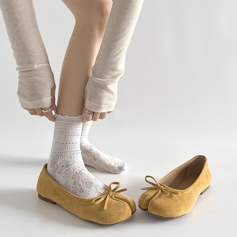 Yellow French retro light mouth split-toe flat-soled single shoes women's 2025 new spring soft-soled versatile Mary Jane shoes