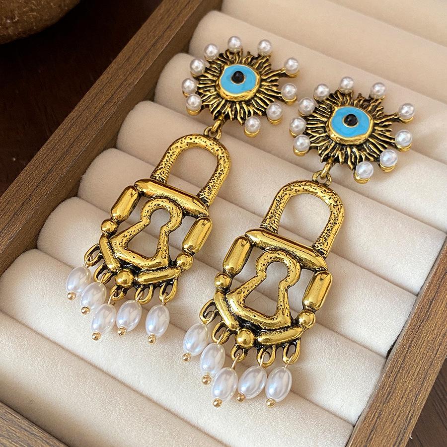 

Medieval vintage silver needle pearl devil eye earrings retro court style stud earrings light luxury high-end earrings