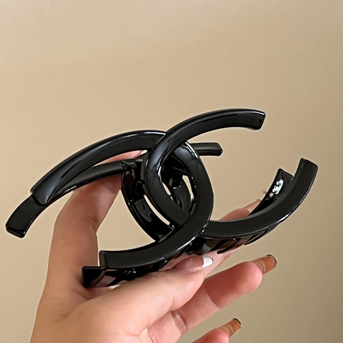 

Double C large grab clip, simple back head hair, shark clip, many hairpins and hairpin tide