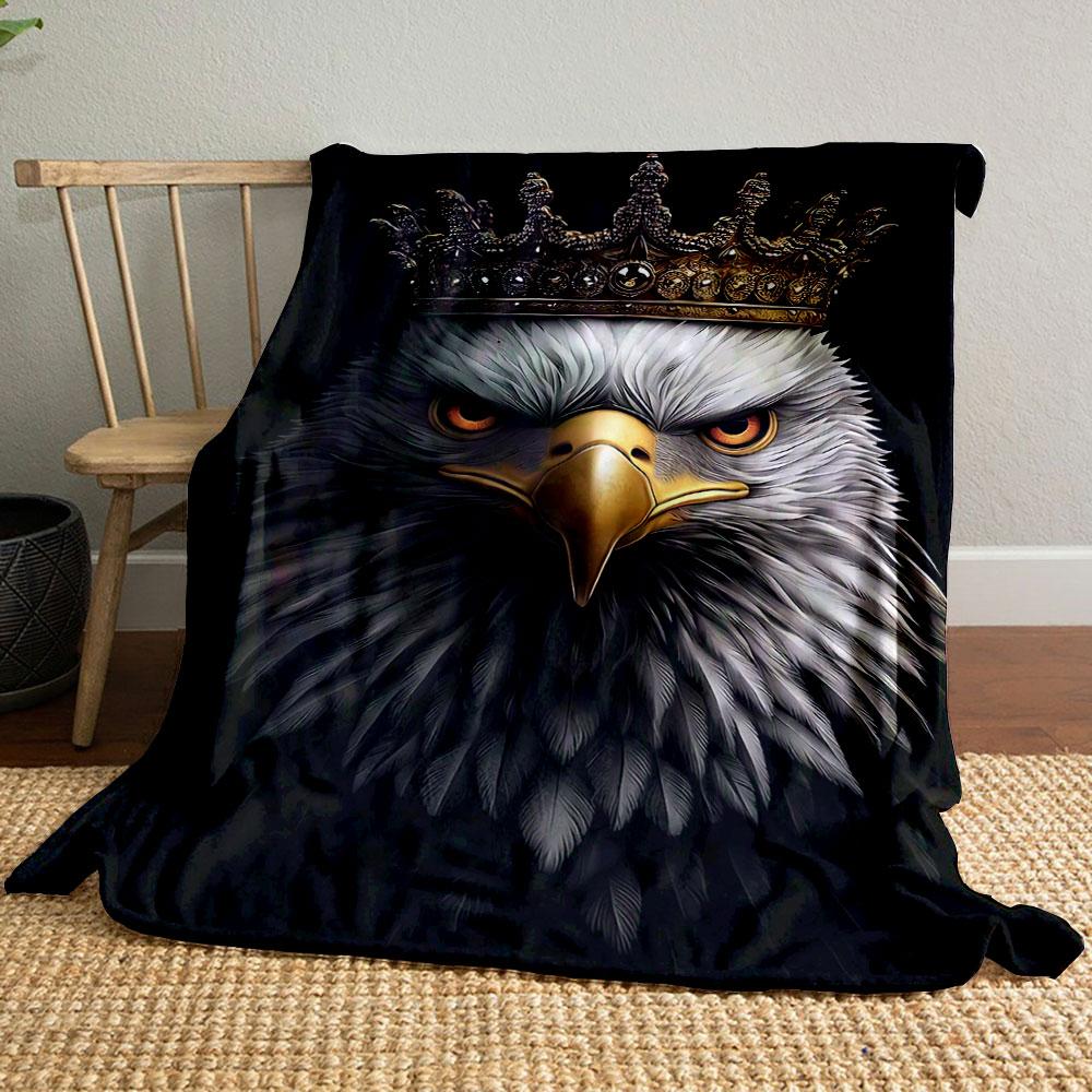 Ein königlicher Adler mit detaillierten Federn, der eine verzierte goldene Krone trägt. Decke für alle Jahreszeiten Mittagspause Überwurf Geschenk