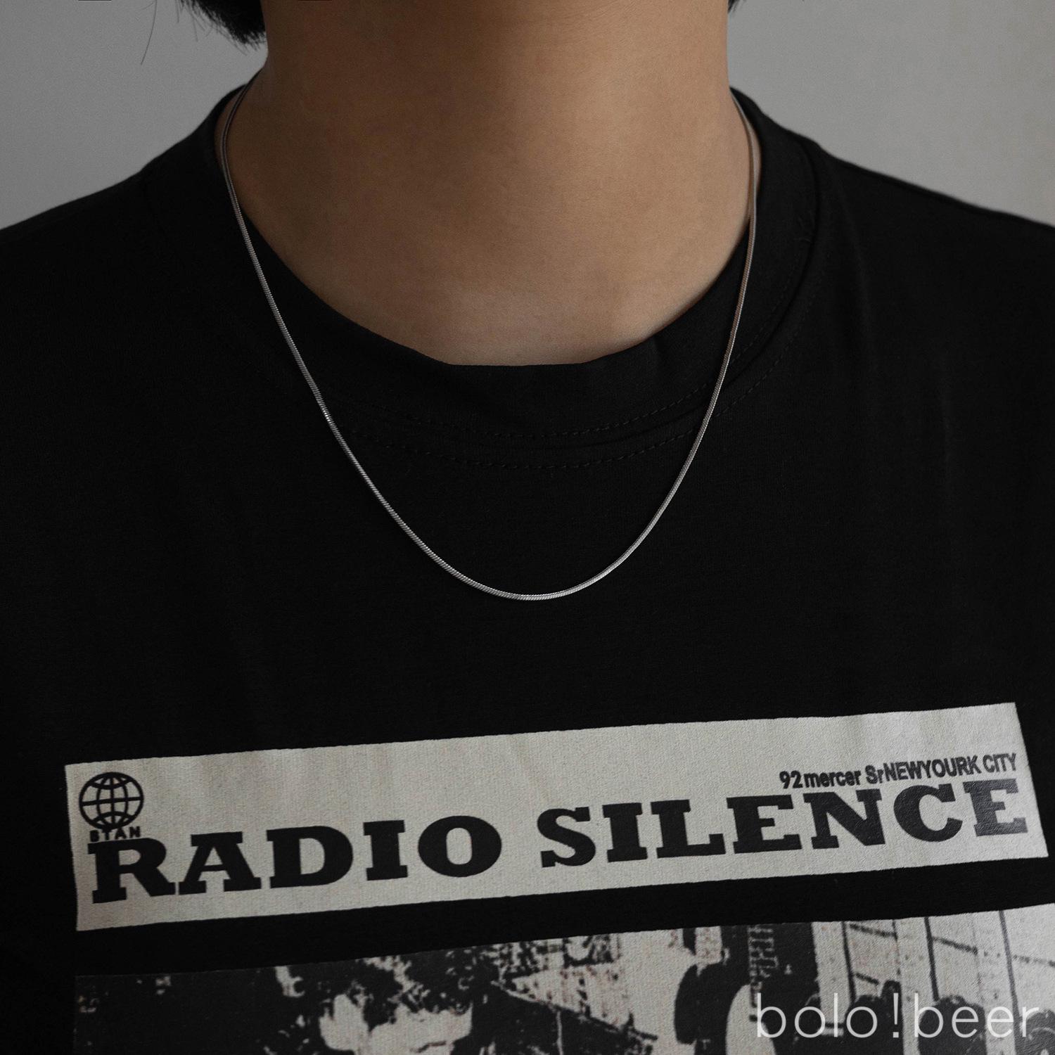 

Двухцветное гальванизированное титановое колье-чокер минималистичного дизайна «змеиная кость»: Универсальная текстурированная ключичная цепочка для европейского и американского стилей.