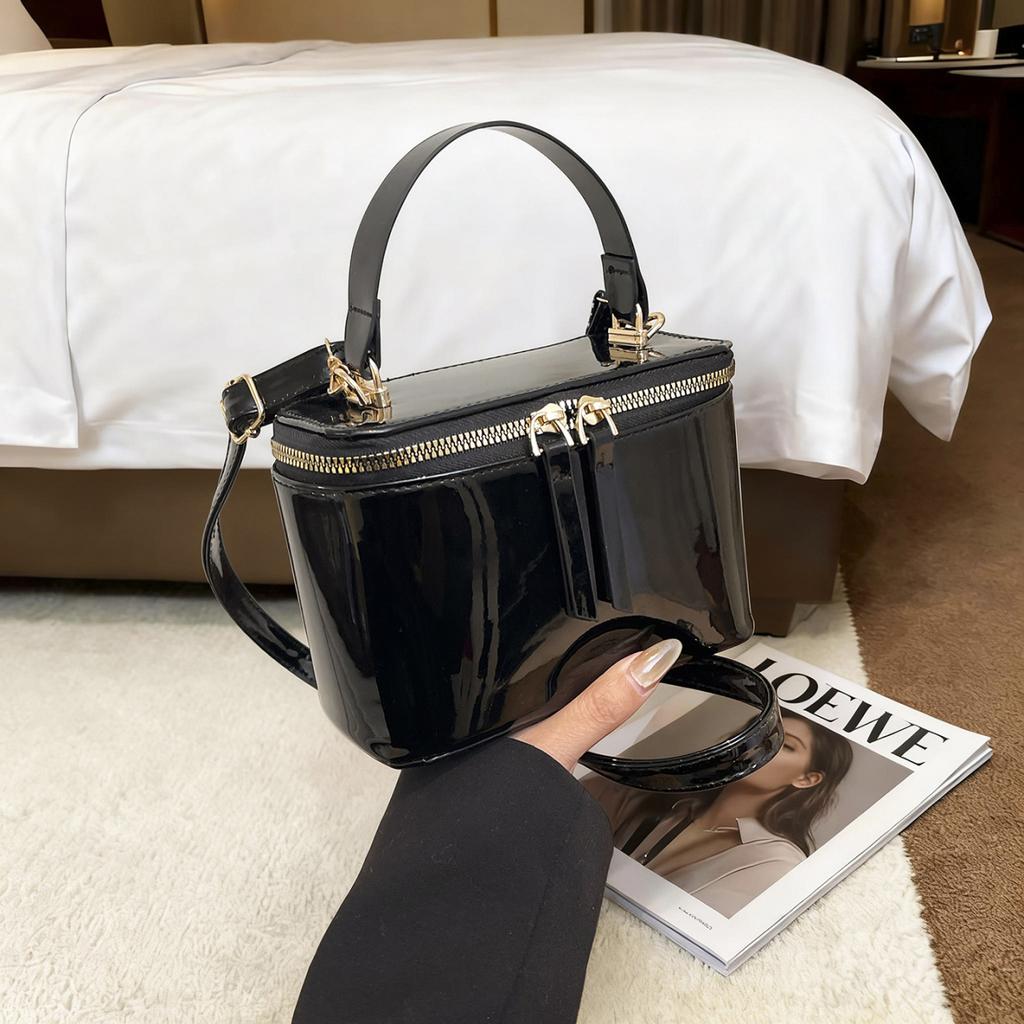 Fashionable Retro Women Shoulder Bags Solid Color PU Strap Large Capacity Internal Pocket Waterproof Shoulder Bag for Daily Use