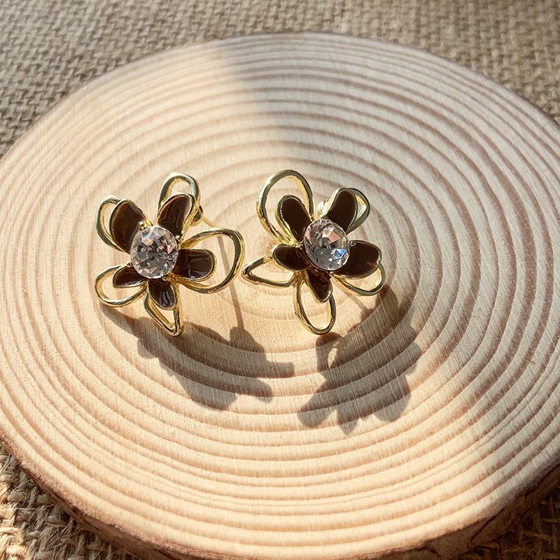 2024 Retro Five-Petal Flower Studs: Elegant, Atmospheric Earrings for Women