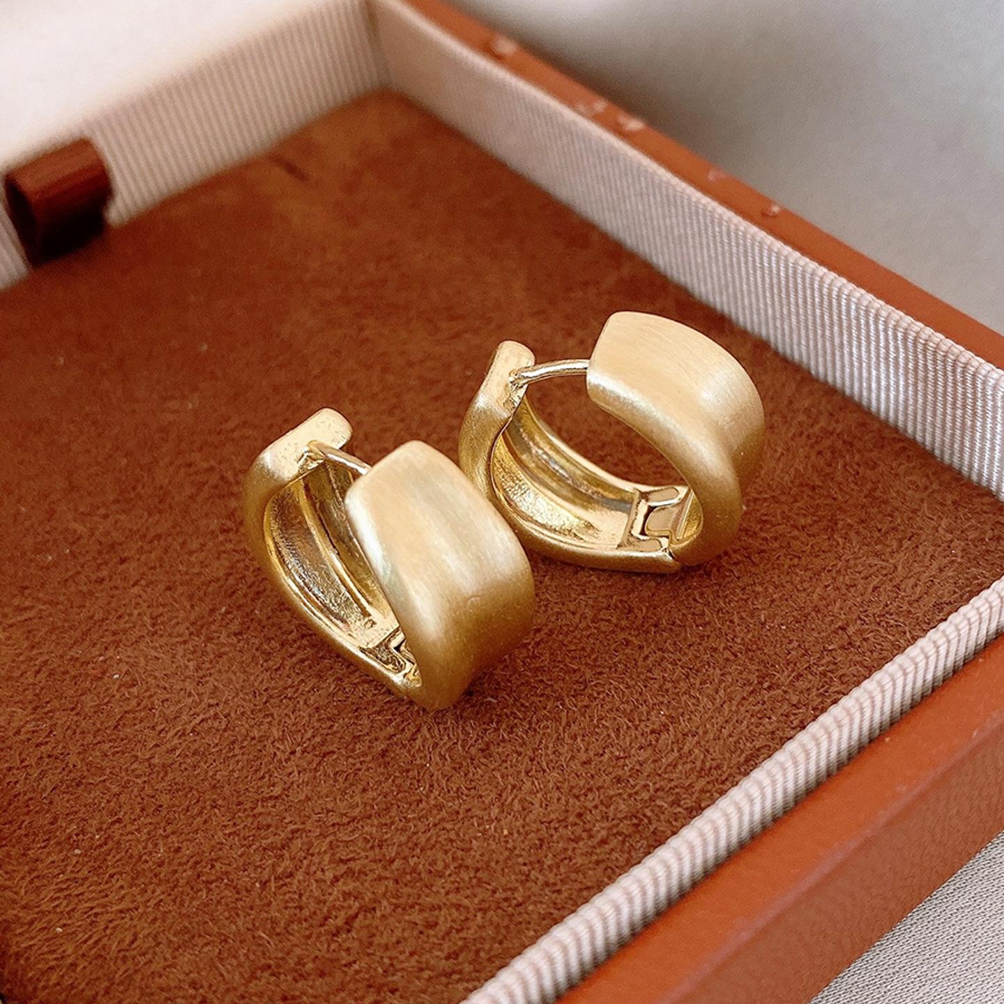 Европейские и американские простые широкобортные шлифованные геометрические круглые серьги, серьги-гвоздики, модный темперамент, универсальные серьги, женские