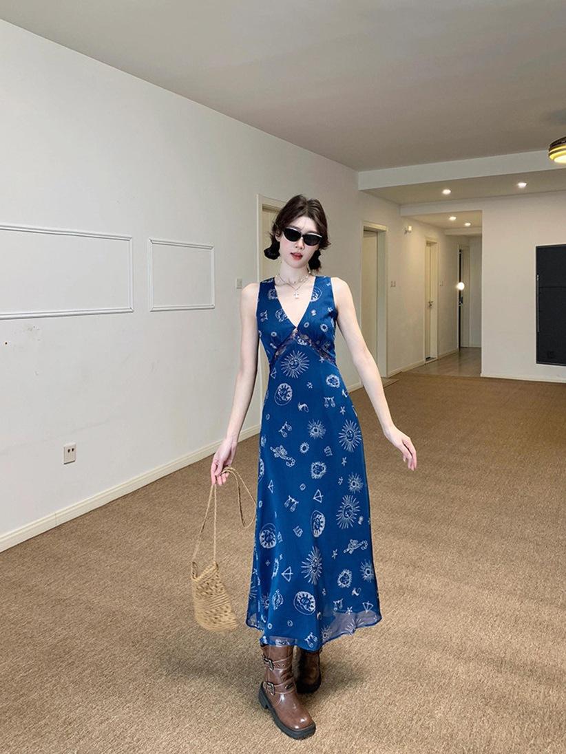 Retro feeling super good-looking V-neck vest dress seaside vacation style waist slim suspender skirt 2026 summer S
