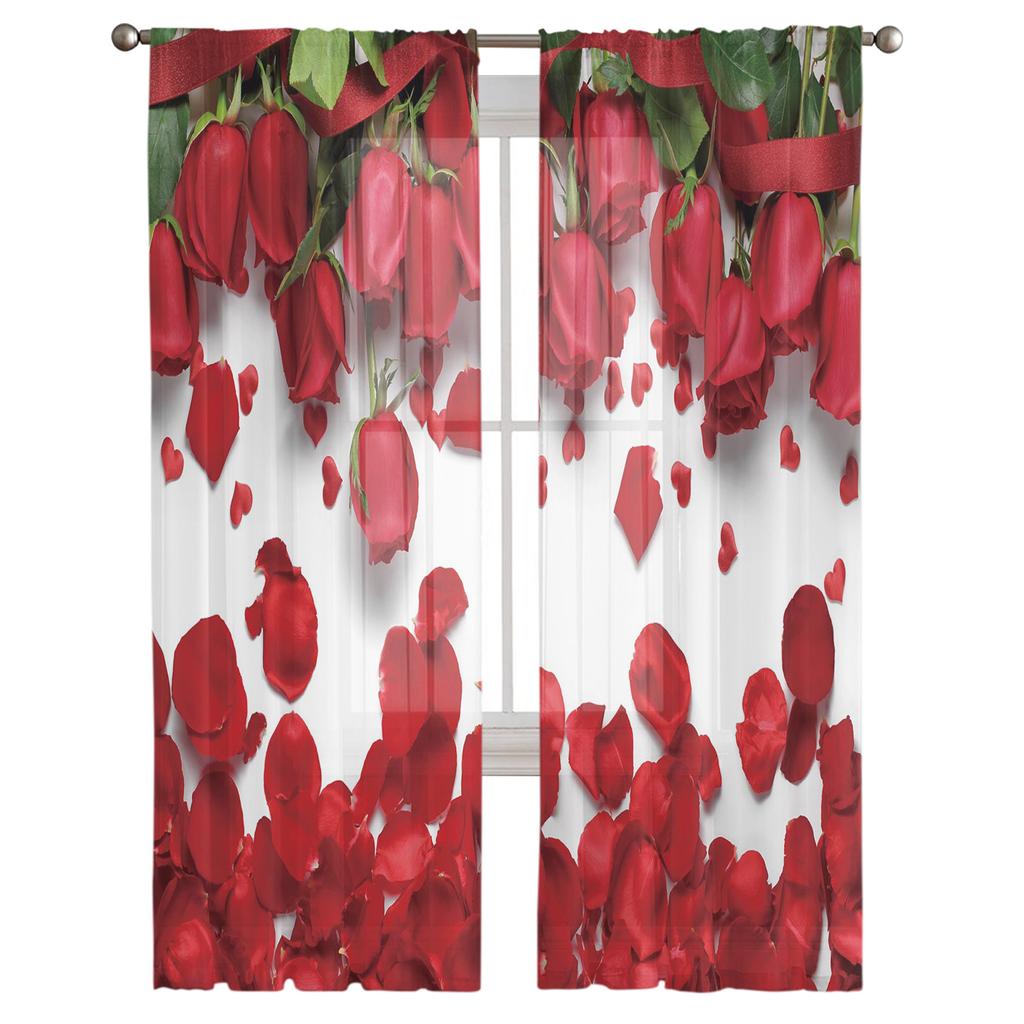 Floră de trandafir roșu, plantă cu frunze verzi