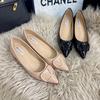 Scarpe singole a punta da donna, nuove di nicchia per la primavera e l'autunno, scarpe da lavoro in vernice, a bocca bassa, fondo piatto, fibbia a V, temperamento da pendolare, da donna