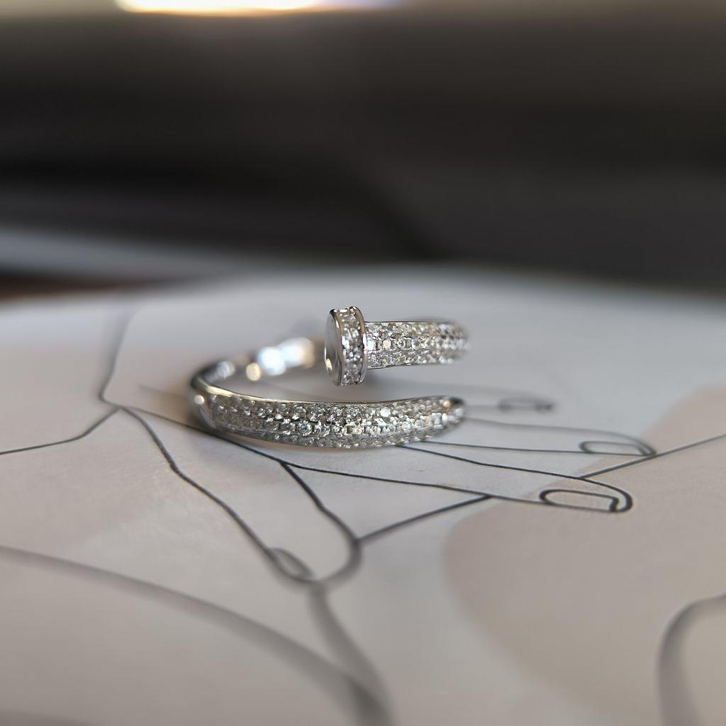 Серебряное кольцо с фианитами, вес изделия 3,6 гр (2208006)