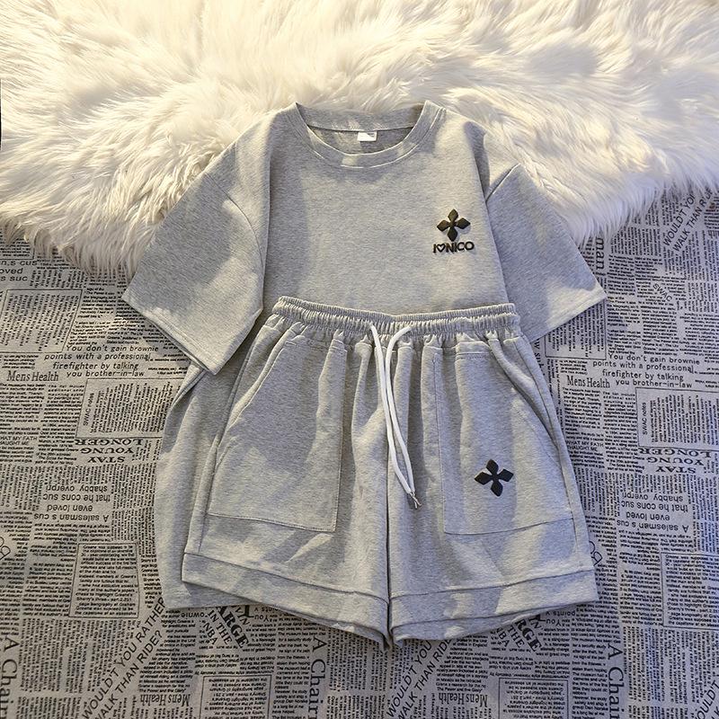 

Жіночий маленький літній набір для спорту та відпочинку: Топ і шорти з короткими рукавами