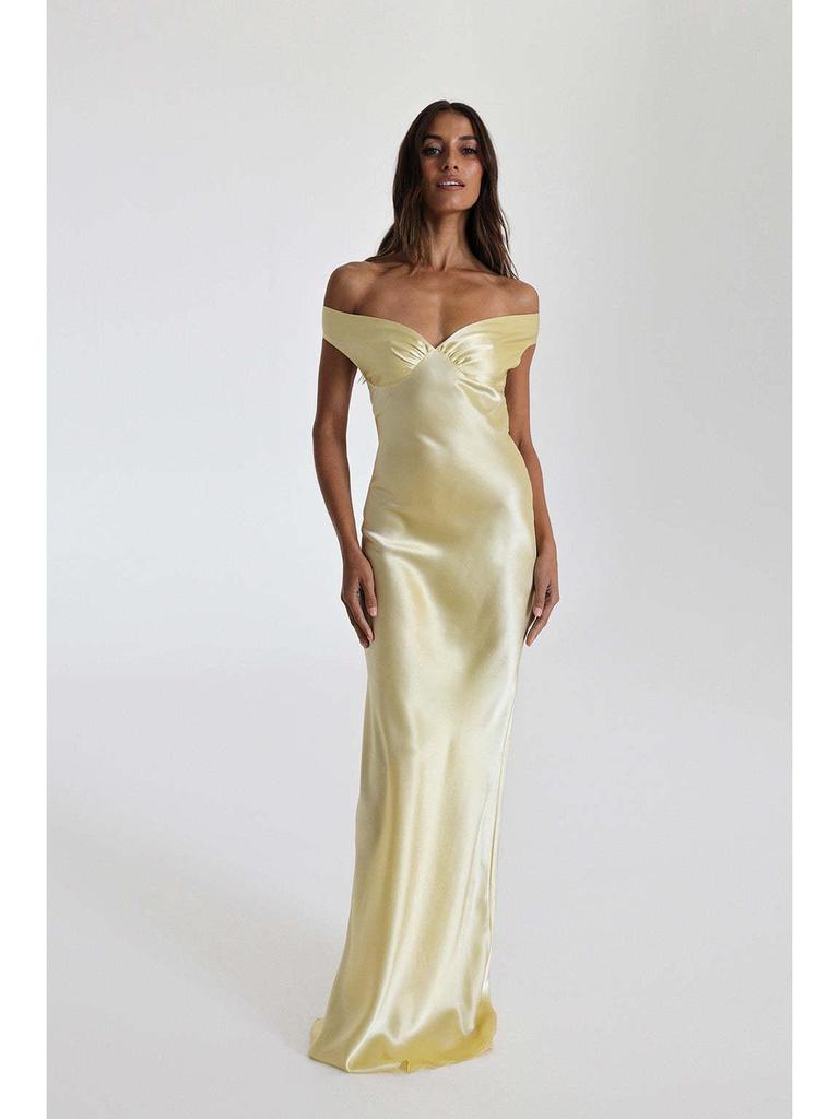Elegante abito da sera europeo a sirena in raso con spalle scoperte, collezione 2025.