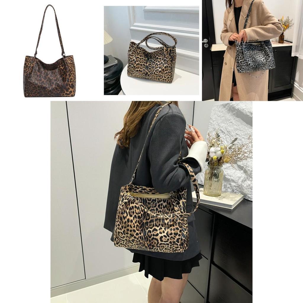 Stylish Large Capacity Casual Tote Bag With Vintage Leopard Print Design For Everyday Use