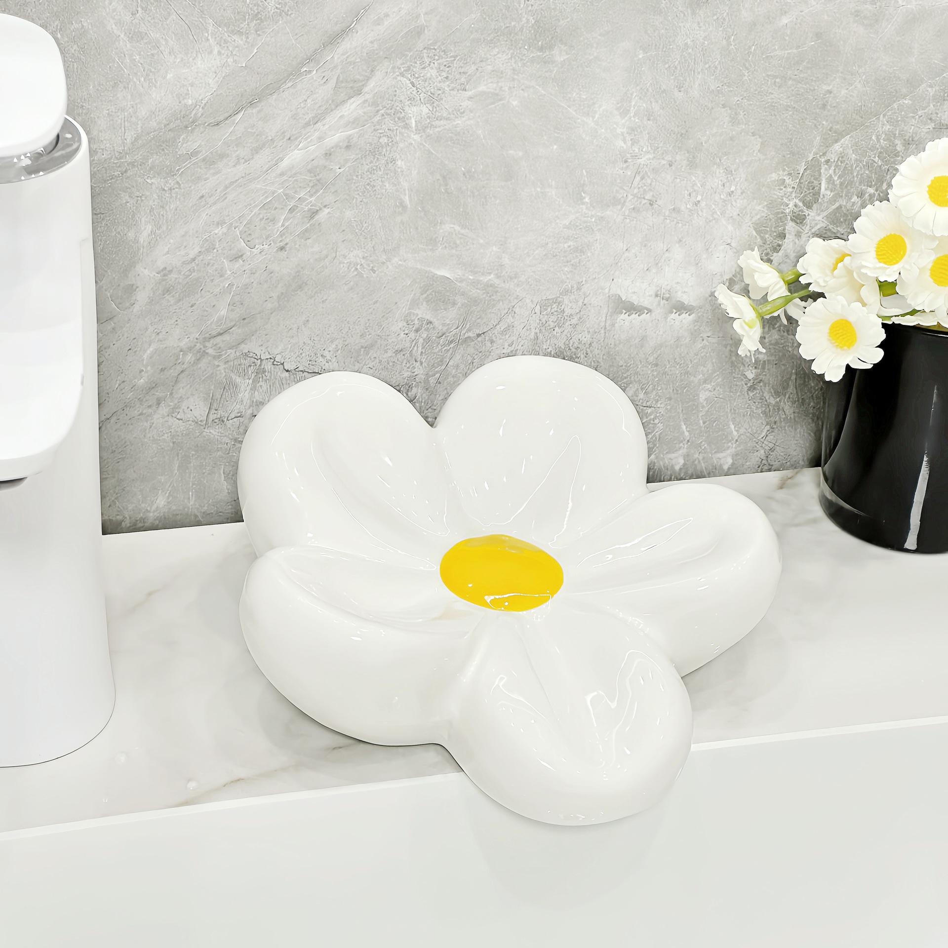 

Креативная мыльница в виде цветка ромашки, бытовая, без пробивания отверстий, для ванной комнаты, мультяшная, керамическая мыльница-полка в виде клевера