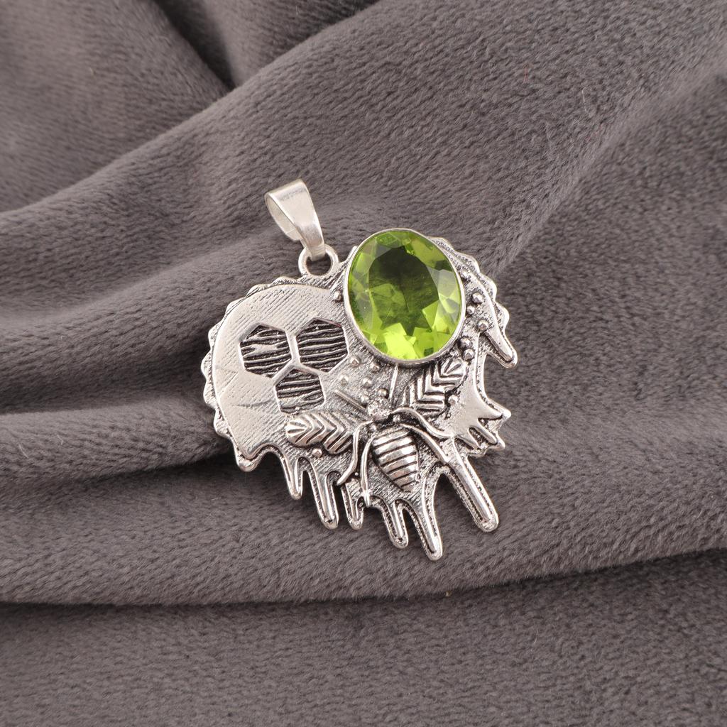 Wisiorek z peridotu, biżuteria z kamieni szlachetnych, wisior z litego srebra próby 925, ręcznie robiona biżuteria, wisior z kamieniem szlachetnym, prezent dla niego