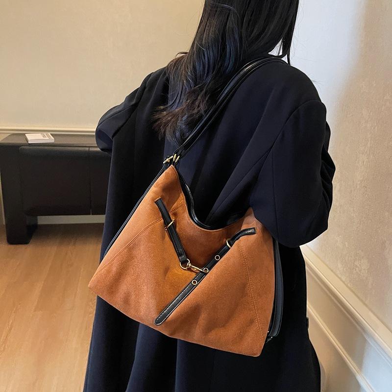 

Женский рюкзак Осень/Зима 2025 Винтажная сумка Maillard через плечо Большая вместимость Сумка-тоут Сумка-мессенджер для поездок коричневый