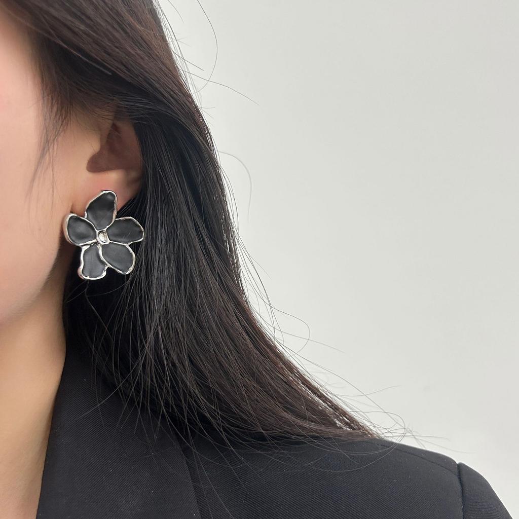Retro style three-dimensional five-petal flower stud earrings enamel art high-end elegant earrings romantic exquisite earrings