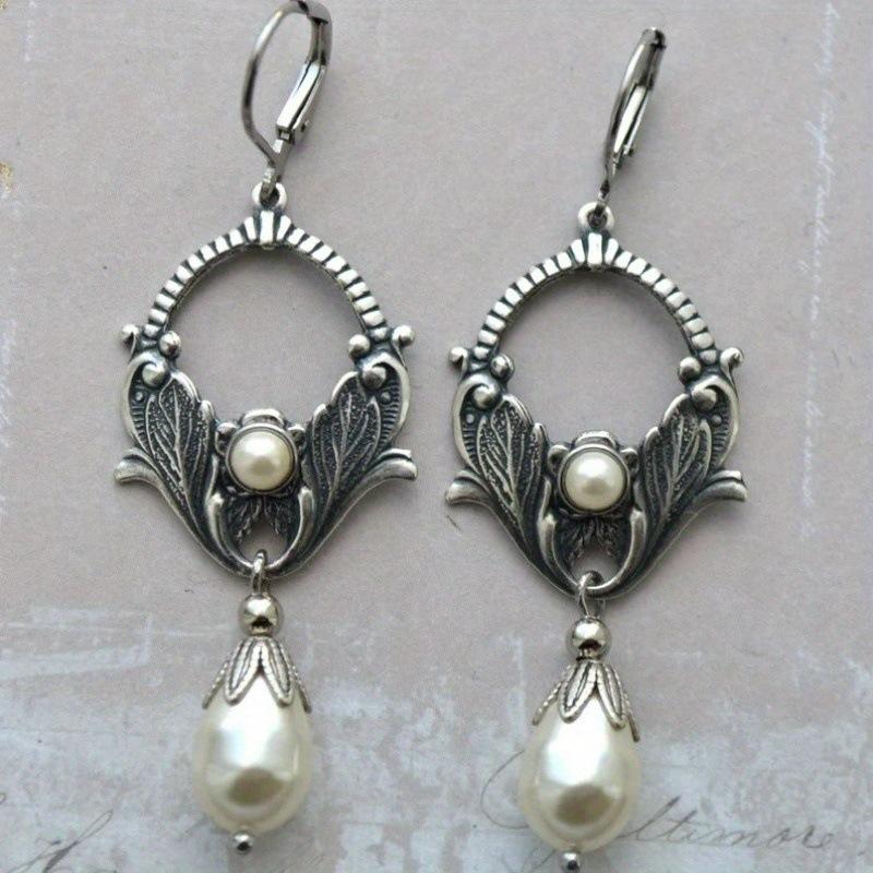 A pair of retro metal engraved imitation pearl pendant earrings women s ethnic style earrings серебряный