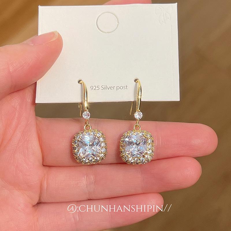 Ear Clips Without Ear Holes~ K Real Gold and Copper Micro-inlaid Zircon Earrings, Fashionable Light Luxury High-end Earrings, Long Ear Hooks.