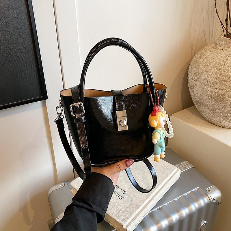 Högklassig liten väska dam 2025 ny mode mångsidig axelremsväska sommar populär handväska hinkväska