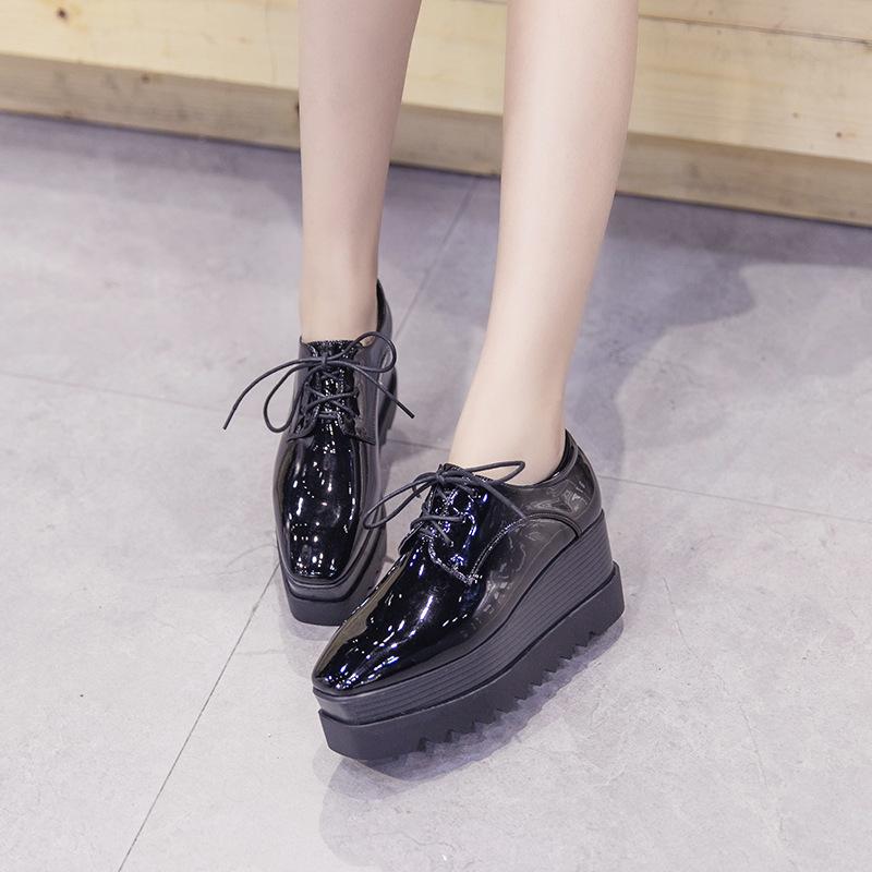 Lackleder Flatform-Schuhe Damen Plateausohle 2024 Frühjahr Neue Schnürschuhe mit quadratischer Zehenpartie Keilabsatz Casual British Wear HZB
