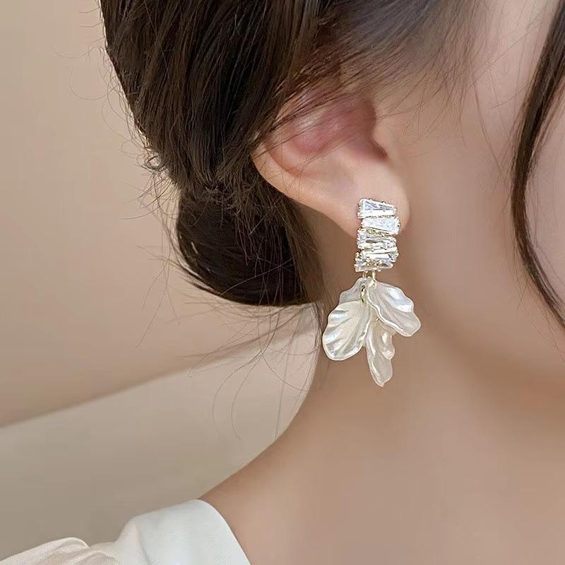 White Super Fairy Petal Tassel Imitation Shell Earrings, Fashionable Temperament Ear Accessories