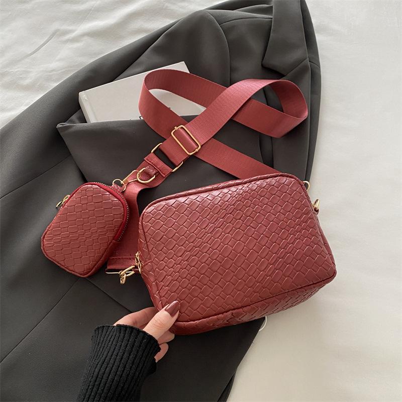 

This year, the Korean version of the shoulder messenger bag is popular. 2025 spring new versatile ins niche design small square bag women s bag. красный