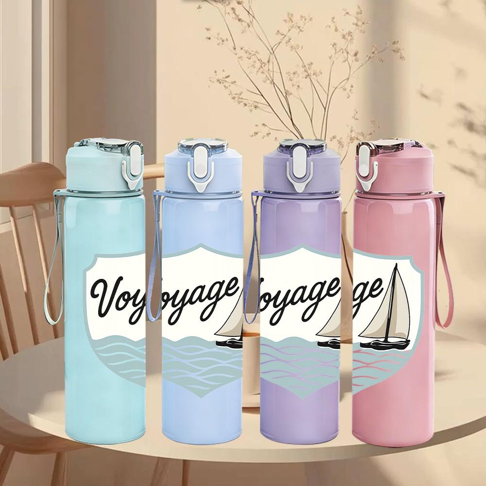 1PC Voyage Sailboat Badge Pattern 750ml Color Plastic Sports Water Bottle Leakproof Flip Straw Lid Suitable for Sports Office Home Use