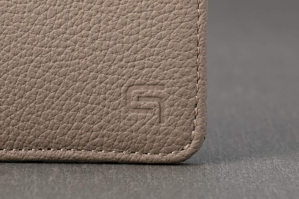 [GRAMAS] Flaches Reißverschlussportemonnaie aus geschrumpftem Kalbsleder in Rot mit echtem Leder-L-förmigem Reißverschluss und Schlüsselanhänger