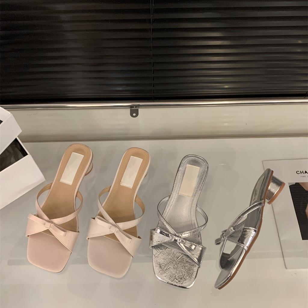 Sandales d'été 2025 à talon moyen tempérament nœud argenté cool pour femmes