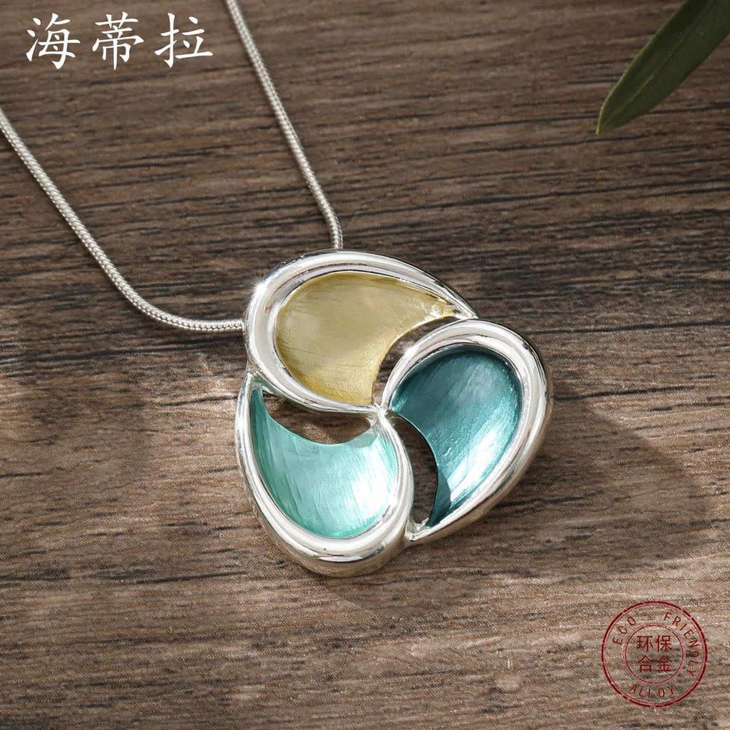 New geometric hollow painting oil clover small pendant, simple and exquisite women's versatile clover neck chain