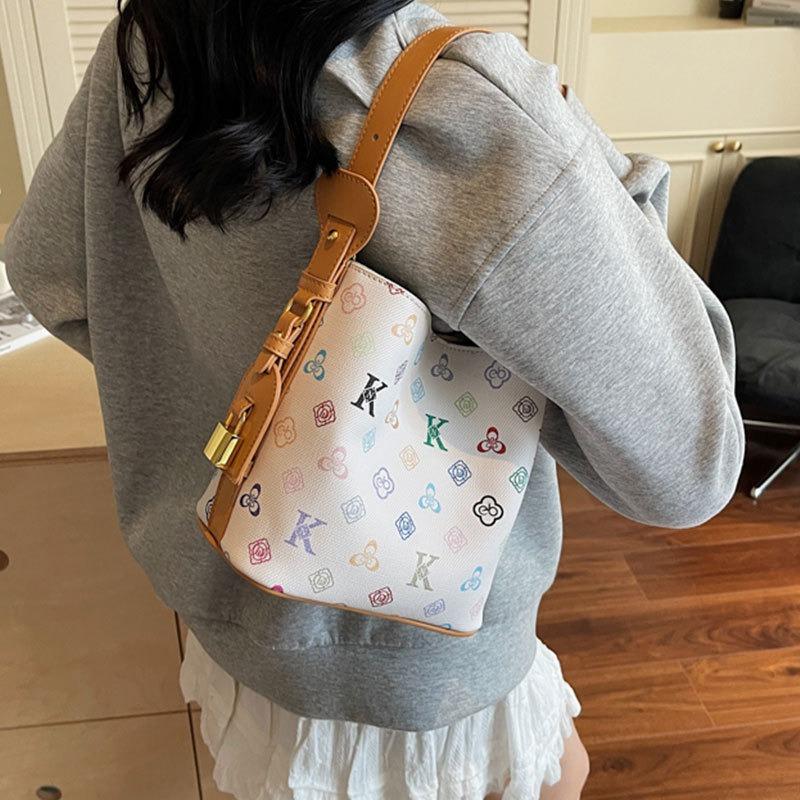 Premium Light Luxury Niche Bag Women's New Trendy Fashion Hand Carry Shoulder Bag Commuter Messenger Bucket Bag