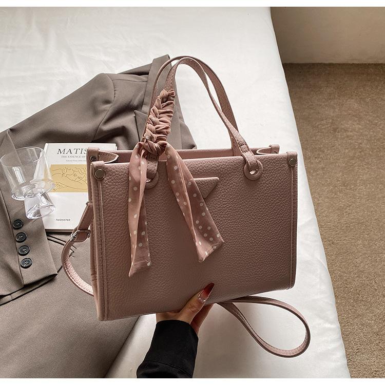 Large Capacity Summer New Lightweight Shoulder Bag Women's Trend 2025 Niche Design Portable Tote Messenger Bag