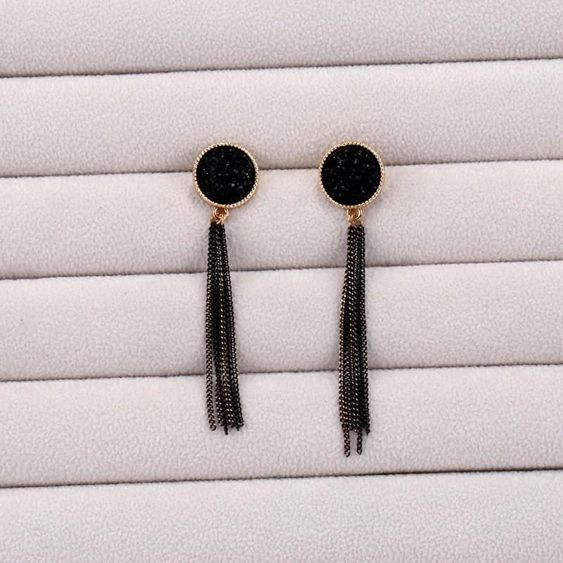 Retro Black Chain Tassel Earrings: Bold, Niche Design for Women