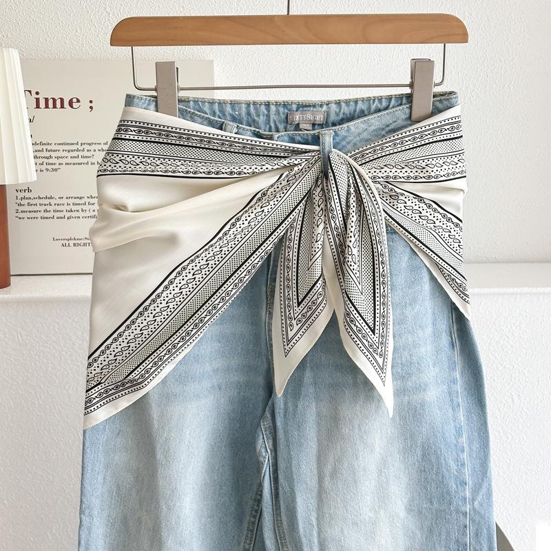 Black and white retro cashew flower triangle scarf silk scarf female Korean version temperament versatile stacked wear waist fart curtain bag head