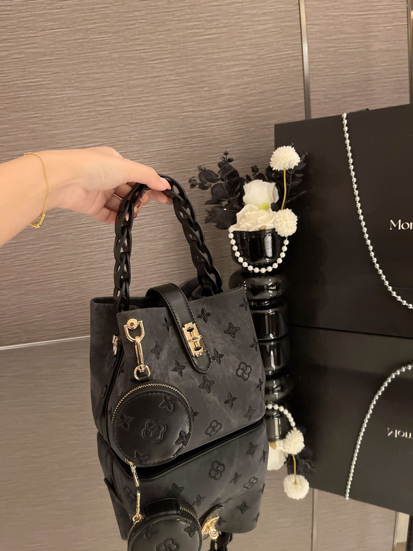 

New Embossed Leather Handbag for Women, Versatile Commuting Shoulder Bag, Crossbody Bag for Women, High-end and Versatile Bucket Bag