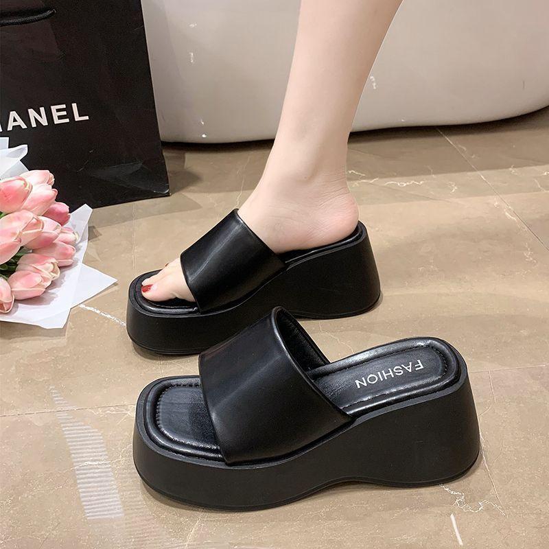 

2025 летние шлепанцы на толстой подошве, высококлассная уличная обувь в иностранном стиле, женские нескользящие удобные шлепанцы, нишевый дизайн, крутые шлепанцы 35