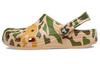 Klasyczne chodaki z nadrukiem moro 'Khaki Green' 206454-2Y6