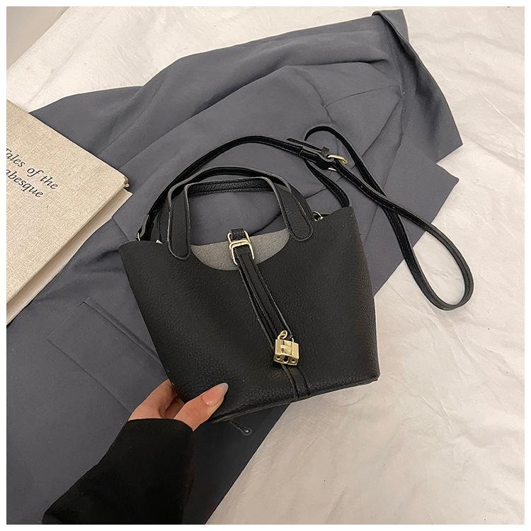 Today's Popular Bags Are Women's New Fashion and High-end Single Shoulder Messenger Bags, Portable Bucket Bags.
