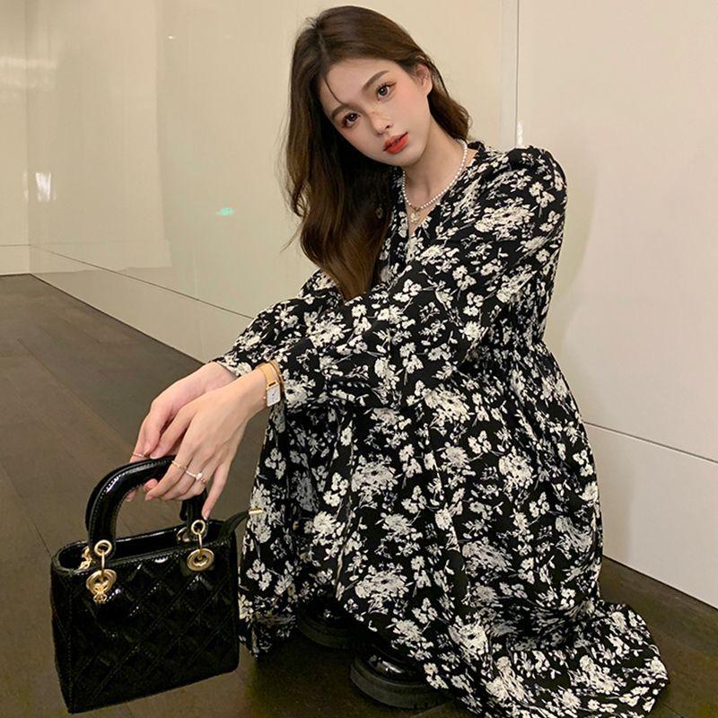 Módní šaty s květinovým potiskem s výstřihem do V a zvonovými rukávy pro ženy plus size