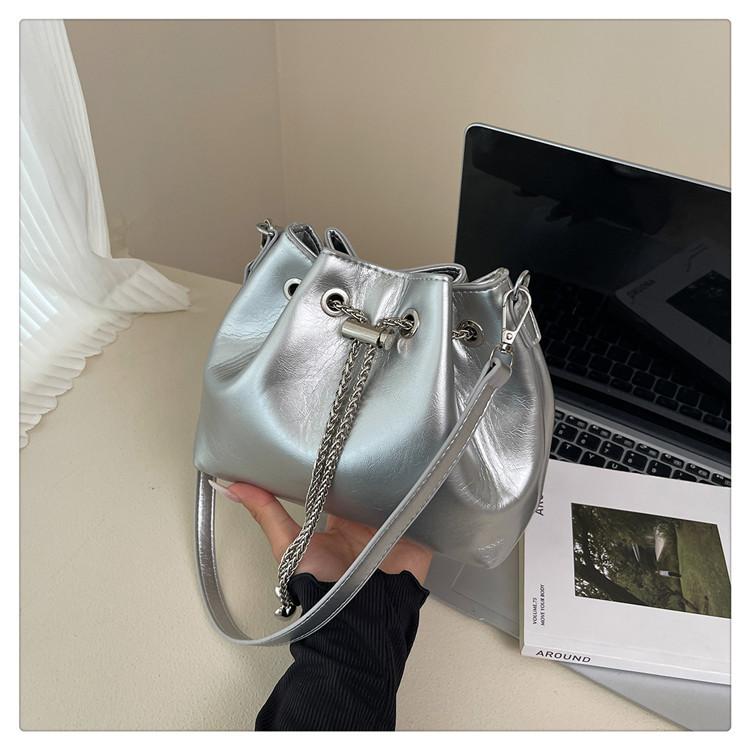 Супер трендовая нишевая дизайнерская сумка женская 2025 новая модная универсальная сумка-мессенджер на цепочке высококлассная мини-сумка-ведро серебряный 2800₽