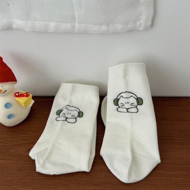 

Cartoon and Anime Mid-calf Socks for Girls Sweat-absorbing and Breathable Casual Socks That Can Be Worn All Year Round 1 pair