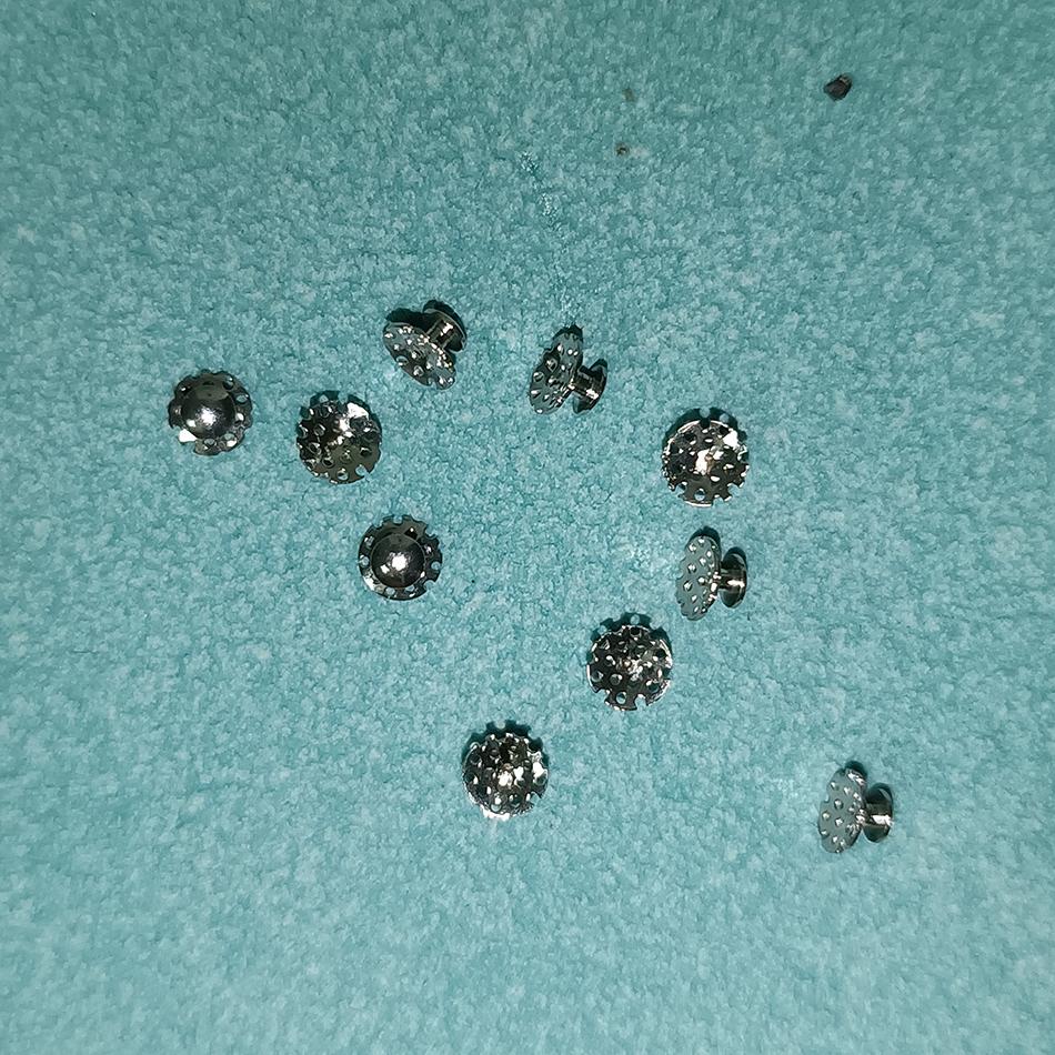 10 szt. Wysokiej jakości ortodontycznych guzików językowych z otworem, dentystyczny guzik niskoprofilowy z perforowaną podstawą