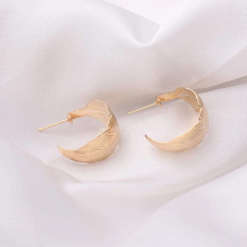 Metal Feather Women's Stud Earrings Gold Color C-shaped Earrings for Female Unusual Earrings Bijoux Femme Fashion Jewelry