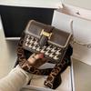 Heutige beliebte kleine Tasche Damen neue High-End-Textur Nische Pendeln breiter Schultergurt einzelne Schulter Umhängetasche