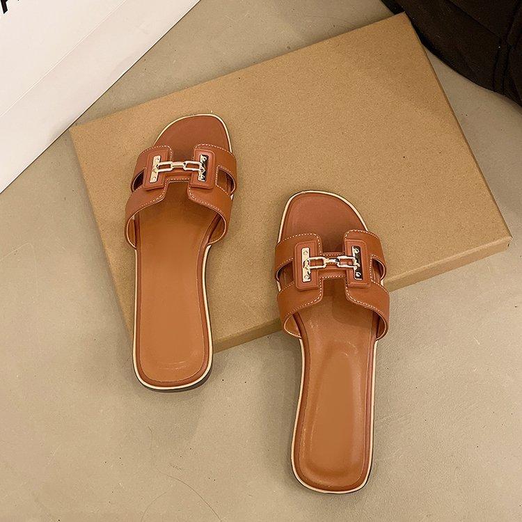 

2025 Корейская версия новых летних тапочек женская модная обувь на плоской подошве с квадратным носком, крутые тапочки для отпуска, пляжная обувь на одно слово 40 темно-коричневого