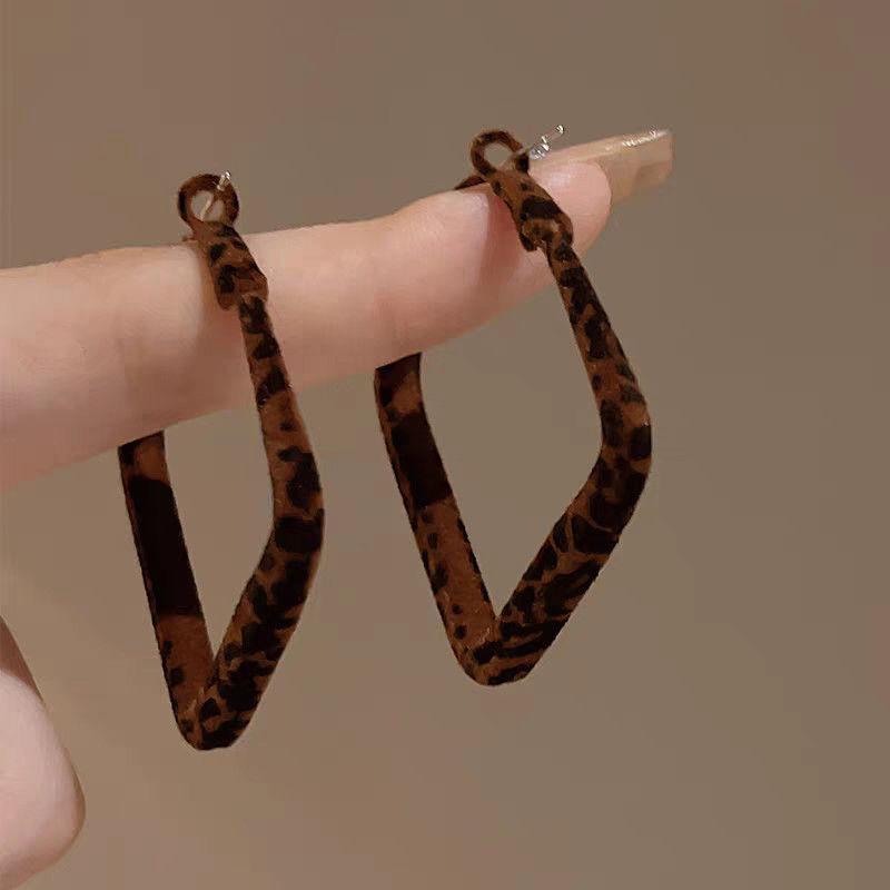 Orecchini a Cerchio con Ciondolo Rotondo Stampa Leopardo Argento - Stile Retrò Hong Kong per Donna