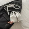 Dámská vintage kbelíková taška s řetízkem a stahovací šňůrkou, crossbody, přes rameno