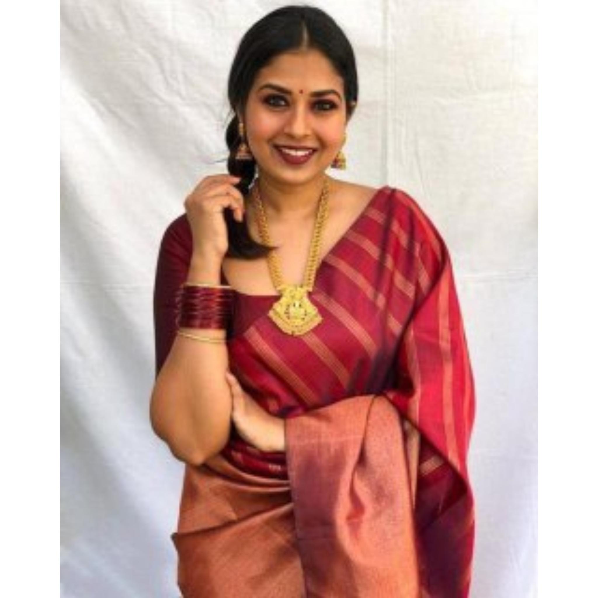 

Индийское традиционное мягкое шелковое сари личи с жаккардовым плетением